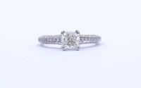 Auktion 337 / Los 1011 <br>Princess Cut Ring - Verlobungsring , Princess 1,0ct., und 47 kl. Diamanten si, G-H, WG 18K "Tacori", 3,4g., RG 51