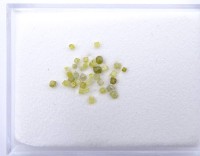 Auktion 337 / Los 1017 <br>Gelbgrüne Rohdiamanten zus. 1,0ct., kubische Formen