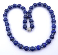 Auktion 337 / Los 1029 <br>Lapislazuli Halskette mit Glas Zwischenelementen, Magnetverschluss, L. 48,5cm, 82,5g.