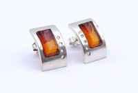 Auktion 337 / Los 1033 <br>Paar Silber Ohrstecker mit Bernsteinen, Sterlingsilber 925/000, l. 1,8cm, zus. 5,0g.