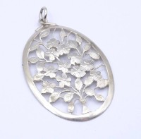 Auktion 337 / Los 1037 <br>Ovaler Anhänger mit Blumenmuster, Silber gepr., L. 6,6cm, 8,9g.