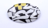 Auktion 337 / Los 1038 <br>Ovale Porzellan Brosche "Muri - Unikat", 6,3 x 4,0cm