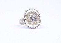 Auktion 337 / Los 1044 <br>Blütenring mit einem klaren Stein, Silber 835/000, offene Ringschiene, 4,9g., RG 57