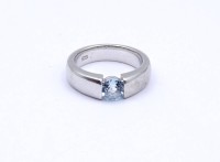 Auktion 337 / Los 1048 <br>Bandring mit einen rund facc. blauen Stein, Silber 925/000, 7,1g., RG 53
