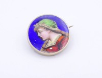 Auktion 337 / Los 1052 <br>Emaillierte runde Silber Brosche 935/000 mit Damen Portrait, D. 2,3cm, 10,0g., leicht vergoldet
