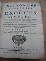 Auktion 337 / Los 3000 <br>Lemery M. "dictionaire universel des drogues simples" Paris 1748 in Französisch (UNIVERSALES WÖRTERBUCH EINFACHER ARZNEIMITTEL MIT IHREN NAMEN, URSPRUNG, WAHLEN, PRINZIPIEN, VIRTUEN, ETYMOLOGIEN; UND WAS IST BESONDER BEI TIEREN, PFLANZEN UND MINERALIEN?) Ledereinband, 884 S. und 20 Kupfer-Tafeln mit Pflanzen und Tieren, Alters-u. Gebrauchsspuren