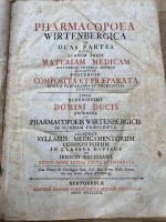 Auktion 337 / Los 3015 <br>Pharmacopoea Wirtenbergica, in Duas Partes divisa, quarum prios Materiam Medicam, historico - physico - medice descriptam, posterior Composita et Praeparata, modum praeparandi et encheireses, exhibet. Jussu Serenissimi Domini Ducis adornata, et Pharmacopoeis Wirtenbergicis in Normam Praescripta. Accedunt Syllabus Medicamentorum Compositorum, in classes divisus, et indices necessarii...