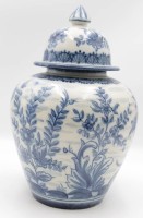 Auktion 364<br>gr. Deckelvase, J.Matos Portugal, florales Bemalung in Unterglasur, H-36,5cm.