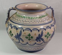 Auktion 337 / Los 9005 <br>Henkelvase, florale Bemalung, wohl Südeuropa, gemarkt, H-23,5cm.