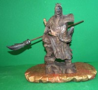 Auktion 337 / Los 15514 <br>Holzfigur eines chines. Soldaten, extra Holzsockel anbei, H-23 cm,