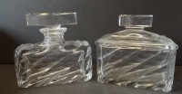Auktion 337 / Los 10008 <br>Deckeldose und Karaffe, Kristall, aus Toiletten-Set, H-ca. 10 cm, B-11 cm