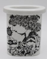 Auktion 369<br>Vase, bemalt in der Art von Wiinblad, signiert "May-Britt 1989", kl. Chip am Innenrand, H-15,4cm B-12,5cm.