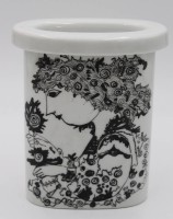 Auktion 369<br>Vase, bemalt in der Art von Wiinblad, signiert "May-Britt 1989", kl. Chip am Innenrand, H-15,4cm B-12,5cm.