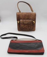 Auktion 337 / Los 13004 <br>2x div. Damenhandtaschen, Leder, getragene Erhaltungen, ca. 24,5 x 23cm und 20 x 35,5cm.