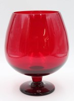 Auktion 340 / Los 10049 <br>Designer - Vase, 1970er Jahre, Reijmyre Schweden, Entw. Monika Bratt, Orig. Etikett, rotes Glas, ca. H-24,5cm, minimaler Chip am Innenrand