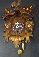 Auktion 337 / Los 2049 <br>kl. Schwarzwälder Miniatur-Uhr, komplett und funktionstüchtig, 13x10 cm