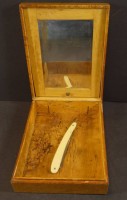 Auktion 344 / Los 15023 <br>Rasierzeug-Kasten mit verstellbaren Spiegel und Rasiermesser, H-6 cm, 17x21 cm