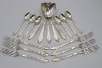 Auktion 337 / Los 11090 <br>17x Besteckteile, WMF, Fächermuster, versilbert, 5x Esslöffel und je 6x Gabeln und Kaffeelöffel