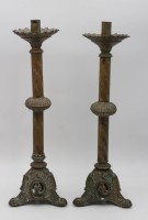 Los 15060 <br>Paar Altar-Leuchter, wohl S&uuml;damerika, Bronze, wohl Anfang 20. Jhd., ca. H-53,5cm.