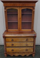 Los 14008 <br>Biedermeier-Aufsatzvitrine mit Zopfs&auml;ulen, Mahagonifurniert, restaurierungsbed&uuml;rftig, Alters-u. Gebrauchsspuren (ohne Inhalt),H-115cm,t-60cm,b-125cm