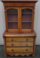 Auktion 374<br>Biedermeier-Aufsatzvitrine mit Zopfs&auml;ulen, Mahagonifurniert, restaurierungsbed&uuml;rftig, Alters-u. Gebrauchsspuren (ohne Inhalt),H-215cm,t-60cm,b-125cm