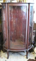 Auktion 337 / Los 14035 <br>Vitrine, halbrunde Form, 2 Einlegeböden, leicht restaurierungs bedürftig, H-160cm B-95cm T-40cm