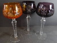Auktion 337 / Los 10054 <br>3x Buntglas-Römer mit Traubenschliff, H-20 cm