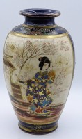 Auktion 337 / Los 15560 <br>China Vase mit Geisha-Motiven, Emallemalerei, H-22 cm
