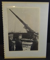 2 xFotos eines grossen Eisenbahn-Geschützes, 1x davor General und Führer, Gr. 23x17 cm, auf Karton mittig geklebt
