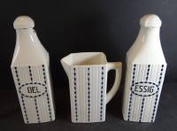 Los  <br>3x Küchengefässe, Essig-Oel und Milchkrug, H-24 cm, tw. beschädigt