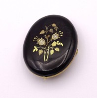 Biedermeier-Brosche bzw. -Anhänger mit herausnehmbaren Glasdeckel, Emaille und Saatperlchen, 2,8 x 3,1 cm, Oberfläche zerkratzt, kleine Absplitterung am Rand