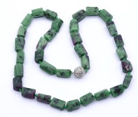 Auktion 338 / Los 1012 <br>Zoisit Halskette mit Magnetverschluss, L. 48cm, 57,9g.
