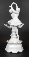 Auktion 338 / Los 8008 <br>Mittelstück einer Steckschale , Bavaria, weiss, H-22 cm, "tanzende Mädchen" alle kleinen Finger bestossen,