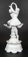 Los 8008 <br>Mittelstück einer Steckschale , Bavaria, weiss, H-22 cm, "tanzende Mädchen" alle kleinen Finger bestossen,