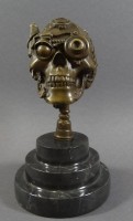 Auktion 338 / Los 15002 <br>nach Pierre MATHIEU (XX) "Totenkopf", Bronze auf Marmorsockel, H-19