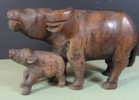 Auktion 338 / Los 15504 <br>gr. Holz-Wasserbüffel mit Kalb, ein Horn abgebrochen, wohl Thailand,  H-17 cm, L-27 cm