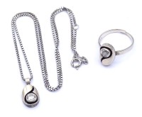 Auktion 338 / Los 1015 <br>Schmuckset, Halskette und Ring, Finnland, Sterlingsilber 925/000, L. 42,5cm, RG 54 (offene Ringschiene), zus. 7,7g.