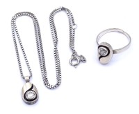 Auktion 338 / Los 1015 <br>Schmuckset, Halskette und Ring, Finnland, Sterlingsilber 925/000, L. 42,5cm, RG 54 (offene Ringschiene), zus. 7,7g.