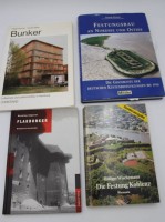 Auktion 338 / Los 3002 <br>4x div. Literatur über Bunker und Festungen, neuzeitl.