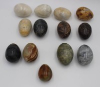 Los 15020 <br>13x div. Stein-Eier, ca. H-7,5cm.