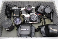 Auktion 338 / Los 16004 <br>Konvolut Fotoausrüstung, 3x Kameras, 2x Minolta XG 9 u. Agfa Selectronic 3, sowie etwas Zubehör, Funktionen nicht geprüft, Gebrauchsspuren, in Koffer