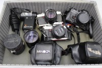 Los 16004 <br>Konvolut Fotoausrüstung, 3x Kameras, 2x Minolta XG 9 u. Agfa Selectronic 3, sowie etwas Zubehör, Funktionen nicht geprüft, Gebrauchsspuren, in Koffer