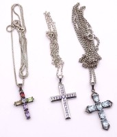 3 Kreuzanhänger besetzt mit Farbsteinen an Ketten, Silber, L. Kreuze: 2,7 - 3,8 cm, Ketten ca. 42-61 cm, zus. 16 gr.