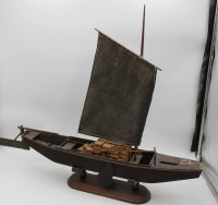 Auktion 338 / Los 15024 <br>Model eines Torfkahns, Holz, älter, H-62,5cm L-62,5cm.