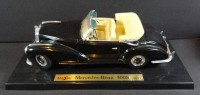 Los  <br>Automodell "Mercedes Benz  300 S" 1955, 1:18
