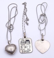 3 Anhänger an Ketten, Herzmedaillon, Herz und "Liebe ist...", Silber, Schlangenkette versilbert, zus. 36 gr., L. Herzanhänger mit Öse: 4,4 cm