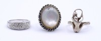 3 Ringe, 2 x 925er-Silber, 1 x versilbert (Perlmutt), RG 57 und 59, Silberringe zus. 11 gr., Perlmutteinlage mit kleinen Beschädigungen