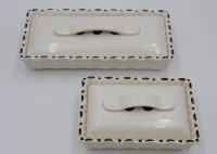 Los 9003 <br>Paar Seifenschalen, Villeroy &amp; Boch, um 1900, 1x Deckel min. Abplatzer, ca. H-6cm, B-20,5m u. 14cm.