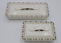 Auktion 338 / Los 9003 <br>Paar Seifenschalen, Villeroy &amp; Boch, um 1900, 1x Deckel min. Abplatzer, ca. H-6cm, B-20,5m u. 14cm.