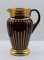 Los 10006 <br>Wasserkrug, Murano ?, rotes Glas mit Goldbemalung, H-21cm.